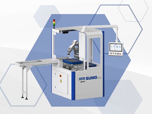 Industrieroboterzelle mit integriertem Roboterarm, Förderband und Bedienpanel. Die Anlage ist weiß-blau gestaltet und trägt die Aufschrift ‘EGS SUMO’. Auf dem Display sind Bedienicons zu sehen; oben befindet sich eine Signalleuchte.